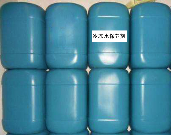 冷凍水保養(yǎng)劑適用于密閉系統(tǒng)以乙二醇、甲醇、乙醇、工業(yè)水等作冷媒的冷凍水及熱水系統(tǒng)作緩蝕劑用，也可用于防凍液、油輪、油罐中作水相緩蝕作用，以解決水線腐蝕問題，也適用于中央空調(diào)冷凍水系統(tǒng)。   密閉水緩蝕劑主要由有機(jī)腐蝕抑制劑、分散劑、亞硝酸鹽、鉬酸鹽等組成，是目前密閉系統(tǒng)中應(yīng)用較多，性能卓越的緩蝕劑之一。對(duì)碳鋼、不銹鋼、銅合金、鋁合金等多種材質(zhì)均有良好緩蝕性能。不含鉻酸鹽，在水中無顏色，減少金屬材質(zhì)產(chǎn)生斑點(diǎn)之現(xiàn)象。確保傳熱效率良好，減少維護(hù)和操作費(fèi)用。液狀產(chǎn)品添加及操作非常方便。本品適用于系統(tǒng)泄漏量小的密閉循環(huán)水冷卻系統(tǒng)。