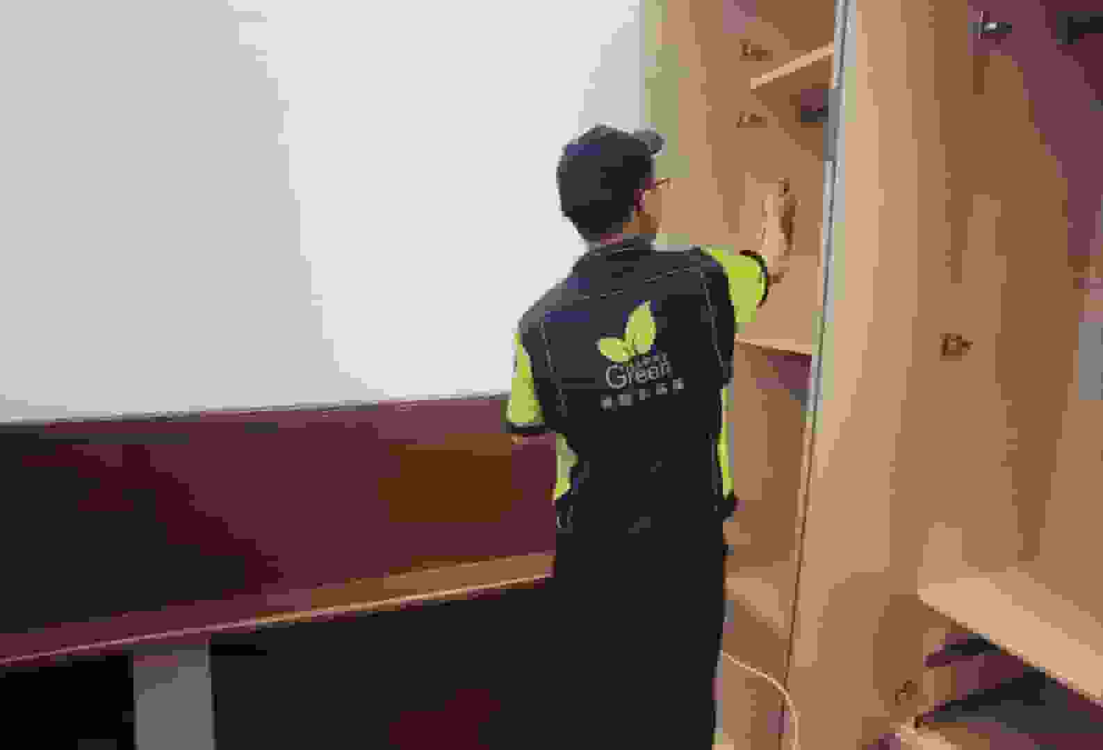 施工人員使用格瑞樂除醛噴霧槍，對(duì)家具進(jìn)行大面積的除醛噴霧，噴霧槍可調(diào)節(jié)噴霧模式，能快速覆蓋大面積家具表面，提高施工效率，噴霧槍噴出的藥劑形成細(xì)密的霧狀，籠罩著家具。