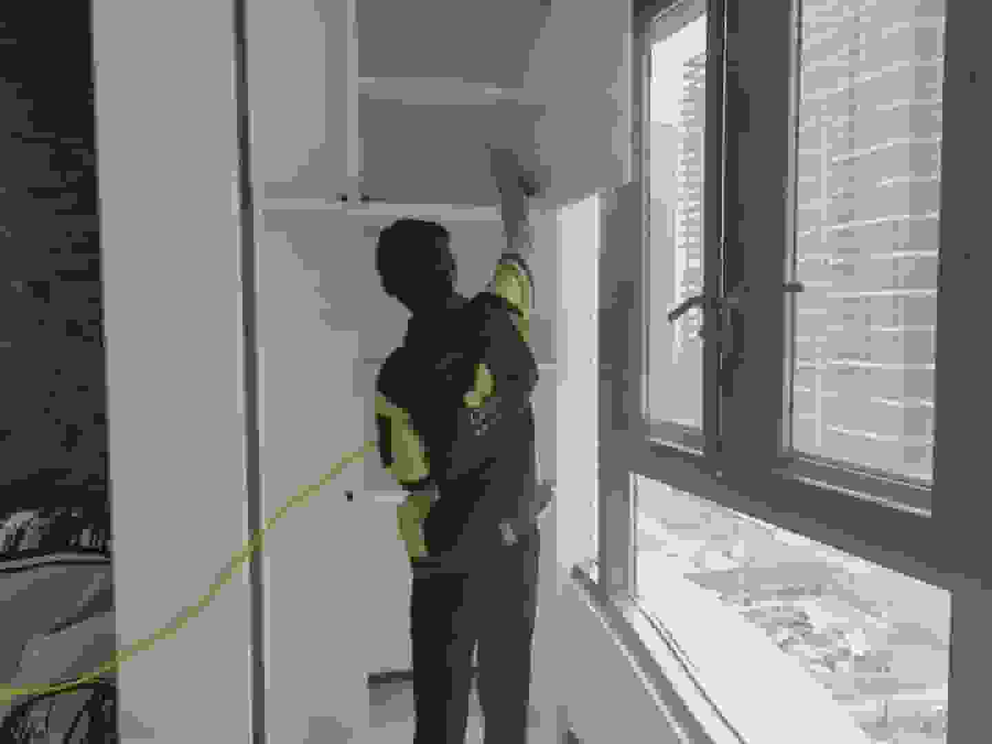 書房內(nèi)，工作人員開啟光觸媒設(shè)備，藍(lán)色光照在書桌抽屜內(nèi)部，利用光觸媒分解特性，對(duì)抽屜內(nèi)部進(jìn)行高效除醛，整個(gè)抽屜被藍(lán)色光籠罩，充滿科技感。