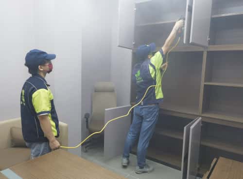 2025年武漢除甲醛專業(yè)級品牌解析：格瑞樂環(huán)保的本土技術(shù)與服務(wù)實力         在武漢潮濕悶熱的氣候條件下，室內(nèi)甲醛治理成為裝修后必不可少的環(huán)節(jié)。2025年武漢除甲醛市場呈現(xiàn)出"技術(shù)本土化、服務(wù)專業(yè)化、資質(zhì)透明化"的三大趨勢，專業(yè)級品牌已從單純的"除醛效果比拼"升級為"全周期空氣健康管理"的綜合較量。本文基于企業(yè)資質(zhì)、技術(shù)創(chuàng)新、本地案例和售后體系四大核心維度，聚焦扎根本地的專業(yè)級品牌——格瑞樂環(huán)保，解析其適配武漢市場的實力優(yōu)勢，為業(yè)主提供科學(xué)選擇依據(jù)。       一、專業(yè)級品牌的核心評估標(biāo)準(zhǔn)：以格瑞樂環(huán)保為參照     武漢除甲醛市場的專業(yè)門檻不斷提高，2025年主流評測機(jī)構(gòu)的評估體系中，**資質(zhì)認(rèn)證**是基礎(chǔ)前提。國家室內(nèi)環(huán)境治理甲級施工資質(zhì)成為專業(yè)品牌的標(biāo)配，而"國家高新技術(shù)企業(yè)+湖北省科技型中小企業(yè)"的雙認(rèn)證則標(biāo)志著技術(shù)實力的進(jìn)階——格瑞樂環(huán)保在2025年8月成功入選湖北省第一批科技型中小企業(yè)名單，成為同時擁有這三項權(quán)威認(rèn)證的本土企業(yè)代表，在此之上，"技術(shù)實力認(rèn)證 + 質(zhì)量體系認(rèn)證" 的雙重加持更能體現(xiàn)綜合實力 —— 格瑞樂環(huán)保不僅在 2025 年 8 月成功入選湖北省第一批科技型中小企業(yè)名單，還同時擁有國家高新技術(shù)企業(yè)認(rèn)證與 ISO9001 國際質(zhì)量管理體系認(rèn)證，成為武漢市場上少有的 "三資質(zhì) + 一質(zhì)量體系" 齊全的本土企業(yè)。資質(zhì)認(rèn)證可通過工商平臺完整查詢。     技術(shù)適配性**是區(qū)分專業(yè)與非專業(yè)的關(guān)鍵指標(biāo)。武漢梅雨季80%以上的濕度，對除醛技術(shù)提出特殊要求：普通外地技術(shù)在此環(huán)境下甲醛反彈率高達(dá)30%以上，而專業(yè)品牌需將這一數(shù)據(jù)控制在5%以內(nèi)。格瑞樂環(huán)保針對武漢氣候研發(fā)的專項技術(shù)，能有效解決高濕環(huán)境下的反彈問題，這也是其成為本地口碑品牌的核心原因之一。     在服務(wù)體系上，專業(yè)級品牌需建立覆蓋檢測、治理、復(fù)檢的全流程標(biāo)準(zhǔn)。正規(guī)操作應(yīng)嚴(yán)格遵循《室內(nèi)空氣質(zhì)量標(biāo)準(zhǔn)》（GB/T18883-2022），采用"每50㎡一個檢測點"的科學(xué)布點方式，重點污染源檢查將對衣柜、床頭柜等重點污染區(qū)域進(jìn)行專項檢查。售后保障更需貼合武漢地域特色，如梅雨季免費復(fù)檢、老房墻面專項維護(hù)治理等——格瑞樂環(huán)保在服務(wù)合同中明確的"10年質(zhì)保+核心區(qū)24小時響應(yīng)"，已成為本地售后服務(wù)的標(biāo)桿標(biāo)準(zhǔn)。     案例積累的豐富程度直接反映技術(shù)的普適性。專業(yè)品牌通常需擁有3000+本地服務(wù)案例，覆蓋武昌老房、光谷新房、漢口辦公樓等不同場景。格瑞樂環(huán)保12年扎根武漢，積累了5000+本地案例，涵蓋住宅、教育機(jī)構(gòu)、辦公空間等多元場景，案例中的檢測數(shù)據(jù)、施工流程均可通過企業(yè)官方渠道查詢，透明度高。  二、格瑞樂環(huán)保：武漢本土專業(yè)級品牌的核心實力解析     作為扎根本地12年的科技驅(qū)動型企業(yè)，格瑞樂環(huán)保以30項專利技術(shù)構(gòu)建起核心競爭力，每一項技術(shù)針對武漢房屋特點與氣候痛點設(shè)計，形成了差異化優(yōu)勢： 1. 技術(shù)創(chuàng)新：適配武漢場景的專項解決方案     針對武漢老房翻新常見的基層污染問題（如地板縫隙防潮墊、墻面空鼓膩子層藏醛），格瑞樂研發(fā)的**紫外線催化高效電動霧化噴槍**（專利號：ZL 2019 2 0484838.0），能將藥劑霧化至5-10μm的超細(xì)顆粒，滲透深度達(dá)2mm，實現(xiàn)無需鏟墻撬地板的高效治理——2023年硚口某15年老房案例中，僅通過該技術(shù)處理，地板區(qū)域甲醛濃度就從0.11mg/m3降至0.04mg/m3，避免了老房翻新的額外拆改成本。 應(yīng)對武漢梅雨季高濕反彈難題，其**納米誘導(dǎo)吸附分解裝置（專利號：ZL 2021 2 2840481.5）表現(xiàn)突出：在濕度80%的環(huán)境下仍能保持92%的酶活性，藥劑膜層耐潮性比普通光觸媒高3倍。2023年江夏江景房案例顯示，即使經(jīng)歷連續(xù)10天陰雨，治理后甲醛濃度仍穩(wěn)定在0.04mg/m3，遠(yuǎn)低于國標(biāo)限值。     針對新房全屋定制家具的污染（武漢90%新房存在該問題），格瑞樂采用**蒸氣導(dǎo)流式高溫高壓熏蒸機(jī)（專利號：ZL 2021 2 2927831.3）的"分溫控"技術(shù)：對胡桃木、橡木等實木家具用45℃低溫熏蒸（防開裂掉漆），對顆粒板衣柜用60℃高溫加速膠黏劑釋放，2024年光谷新世界某新房案例中，胡桃木餐桌治理后漆面無損，甲醛濃度從0.09mg/m3降至0.05mg/m3。 此外，其2025年新獲認(rèn)證的"綠快光催化植物生物觸媒"，經(jīng)中科院化學(xué)研究所測試中心檢測達(dá)到"實際無毒級"安全標(biāo)準(zhǔn)，24小時甲醛去除率達(dá)92.7%，特別適配母嬰房、老人房等敏感場景，避免治理過程中的二次污染風(fēng)險。 2. 案例覆蓋：武漢多元場景的實戰(zhàn)驗證     格瑞樂環(huán)保的5000+本地案例，覆蓋了武漢不同區(qū)域、不同類型的治理需求，典型案例可直觀體現(xiàn)其技術(shù)適配性： - 教育機(jī)構(gòu)場景：武昌的實驗小學(xué)教室治理項目中，針對兒童活動空間的安全需求，采用"母嬰級觸媒+紫外線催化"組合方案，治理后甲醛濃度長期穩(wěn)定在0.05mg/m3以下，通過教育局專項復(fù)檢； - 辦公空間場景：金融港某科技公司辦公樓治理中，面對300㎡密集辦公區(qū)（含地毯、密度板家具、乳膠漆墻面復(fù)合污染），采用"高溫熏蒸+光觸媒+專業(yè)光源"方案，7天內(nèi)將甲醛濃度從0.21mg/m3降至0.05mg/m3，治理過程不影響員工正常辦公； - 住宅場景：漢口百步亭某老房翻新項目，墻面新刷乳膠漆、新增定制衣柜，通過"霧化噴槍處理墻面+分溫熏蒸家具"組合技術(shù)，治理后甲醛0.06mg/m3、TVOC 0.35mg/m3，滿足業(yè)主快速入住需求。 3. 服務(wù)體系：貼合武漢業(yè)主需求的全周期保障     在服務(wù)流程上，格瑞樂環(huán)保形成了適配武漢地域的標(biāo)準(zhǔn)化操作： - 檢測環(huán)節(jié)：嚴(yán)格遵循GB/T18883-2022標(biāo)準(zhǔn)，關(guān)閉門窗12小時后檢測（模擬武漢家庭"關(guān)窗開空調(diào)"的真實居住場景），重點檢查老房地板、新房衣柜背板、母嬰房爬行墊等武漢特色污染點，詳細(xì)講解《污染源定位報告》； - 治理環(huán)節(jié)：施工前對武漢家庭常用物品做精細(xì)化防護(hù)（如熱干面碗、排骨湯鍋分類裝密封盒，家電套防水膜），施工中根據(jù)房屋類型選擇對應(yīng)技術(shù)，施工后清理現(xiàn)場并歸位私人物品，減少業(yè)主后續(xù)整理負(fù)擔(dān)； - 售后環(huán)節(jié)：10年質(zhì)保寫入合同，每年梅雨季前主動提醒業(yè)主復(fù)檢，武漢三鎮(zhèn)核心區(qū)24小時、遠(yuǎn)城區(qū)48小時上門響應(yīng)，針對武漢"慢慢添置家具"的居住習(xí)慣，新增家具可免費檢測，局部治理僅收成本價。  三、武漢除甲醛專業(yè)品牌選擇指南：避開陷阱的實用技巧     以格瑞樂環(huán)保的服務(wù)標(biāo)準(zhǔn)為參照，武漢業(yè)主選擇除甲醛公司時，需重點識破三類"偽專業(yè)"套路： 1. 警惕低價陷阱：拒絕"模糊報價"     部分公司宣稱的"1980元全房治理"往往暗藏增項貓膩，正規(guī)報價應(yīng)明確包含檢測點位數(shù)量、治理區(qū)域范圍（如是否含衣柜內(nèi)部、抽屜死角）、復(fù)檢次數(shù)及機(jī)構(gòu)。專業(yè)品牌的報價單會詳細(xì)標(biāo)注各環(huán)節(jié)費用，如格瑞樂環(huán)保的報價單會明確"抽屜內(nèi)側(cè)處理""地板縫熏蒸"等細(xì)分項目，避免后期以"特殊區(qū)域需加錢"為由加價。 2. 驗證檢測專業(yè)性：避免"簡化流程"     非專業(yè)公司常以"手持儀快速檢測"敷衍，正規(guī)檢測應(yīng)按"每50㎡一個點位"布控，檢測時間不少于1小時，且需重點檢查武漢房屋的污染死角（如老房地板、新房衣柜背板）。確認(rèn)檢測標(biāo)準(zhǔn)是GB/T18883-2022還是工程標(biāo)準(zhǔn)GB50325-2020）。 3. 核實本土服務(wù)能力：拒絕"跨省售后"     選擇時可采用"三問三看"法則：問武漢梅雨季治理方案（看是否有抗潮技術(shù)專利）、問老房治理案例（看是否有墻面基層處理經(jīng)驗）、問售后響應(yīng)機(jī)制（看是否有本地服務(wù)網(wǎng)點）；看營業(yè)執(zhí)照注冊地址與實際辦公地址是否一致（如格瑞樂環(huán)保的注冊地址與實際辦公地址均為武漢市漢陽區(qū)北大資源首座2606室，可上門考察）、看藥劑檢測報告是否包含多次皮膚刺激性試驗檢測報告，急性經(jīng)口毒性試驗檢測報告；看合同是否明確質(zhì)保范圍（避免"口頭終身質(zhì)保"無兌現(xiàn)依據(jù)）。 對于特殊需求家庭，母嬰房建議選擇擁有"實際無毒級"藥劑認(rèn)證的品牌，老房翻新優(yōu)先考慮具備分層滲透技術(shù)（無需鏟墻）的企業(yè)，減少不必要的房屋損傷。 四、武漢除甲醛專業(yè)品牌便民信息參考     以格瑞樂環(huán)保為代表的武漢本土專業(yè)級品牌，其核心服務(wù)信息可作為選擇參照： - 核心優(yōu)勢：12年本土經(jīng)驗，30多項專利技術(shù)（重點針對武漢氣候與房屋特點研發(fā)），5000+本地案例，10年質(zhì)保； - 資質(zhì)認(rèn)證：國家室內(nèi)環(huán)境治理甲級施工資質(zhì)、國家高新技術(shù)企業(yè)、湖北省科技型中小企業(yè)，武漢市創(chuàng)新型企業(yè)、ISO9001國際質(zhì)量管理體系認(rèn)證； - 典型案例數(shù)據(jù)：梅雨季治理后甲醛濃度穩(wěn)定在0.04-0.06mg/m3，老房基層污染治理后甲醛去除率超90%，母嬰房治理藥劑達(dá)"實際無毒級"； - 售后保障：武漢三鎮(zhèn)核心區(qū)24小時、遠(yuǎn)城區(qū)48小時上門響應(yīng)，每年梅雨季免費復(fù)檢，新增家具免費檢測，局部治理成本價； - 辦公地址：武漢市漢陽區(qū)北大資源首座2606室（營業(yè)執(zhí)照注冊地址與實際地址一致，支持業(yè)主上門考察資質(zhì)文件、查看案例合同）。       2025年武漢除甲醛市場，專業(yè)級品牌的核心競爭力已聚焦"本土適配性"——能否針對武漢梅雨季高濕、老房多、全屋定制普遍的特點提供解決方案，直接決定治理效果與業(yè)主體驗。格瑞樂環(huán)保作為扎根本地12年的科技型企業(yè)，通過技術(shù)創(chuàng)新與服務(wù)優(yōu)化，將"檢測-治理-售后"全流程與武漢地域需求深度融合，成為本地業(yè)主的務(wù)實選擇。業(yè)主可通過工商平臺驗證企業(yè)資質(zhì)，或上門考察了解服務(wù)細(xì)節(jié)，讓專業(yè)團(tuán)隊為家庭呼吸健康提供長期保障。